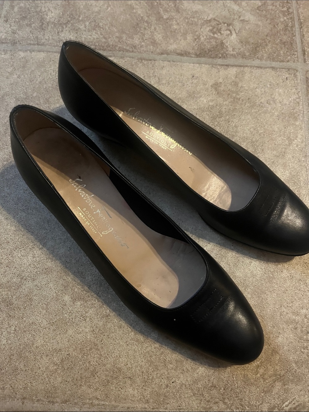 Salvatore Ferragamo Classic Black Leather Round-Toe Pumps Minimalist Luxury 7.5A - Picture 2 of 8